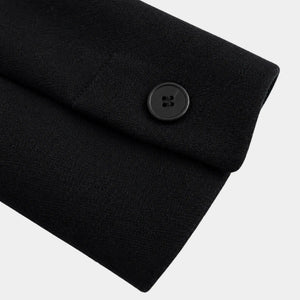 Detalhe traseiro do cinto estruturado em casaco longo feminino preto premium de inverno elegante