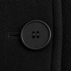Detalhe do cinto ajustável em casaco feminino preto sofisticado com modelagem longa e acabamento clean luxury