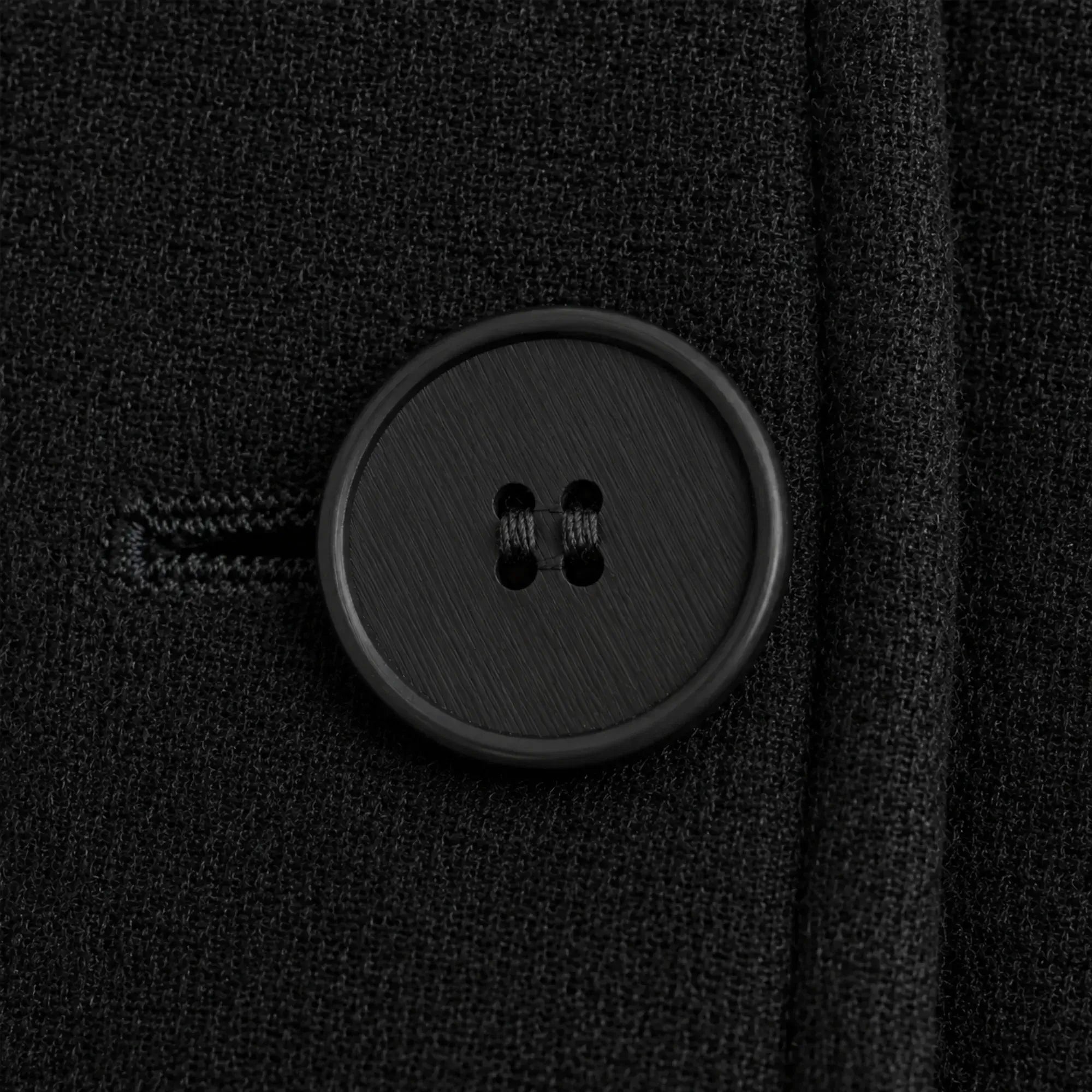 Detalhe do cinto ajustável em casaco feminino preto sofisticado com modelagem longa e acabamento clean luxury