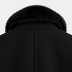 Botão preto fosco premium em casaco feminino longo de inverno com acabamento refinado e design sofisticado