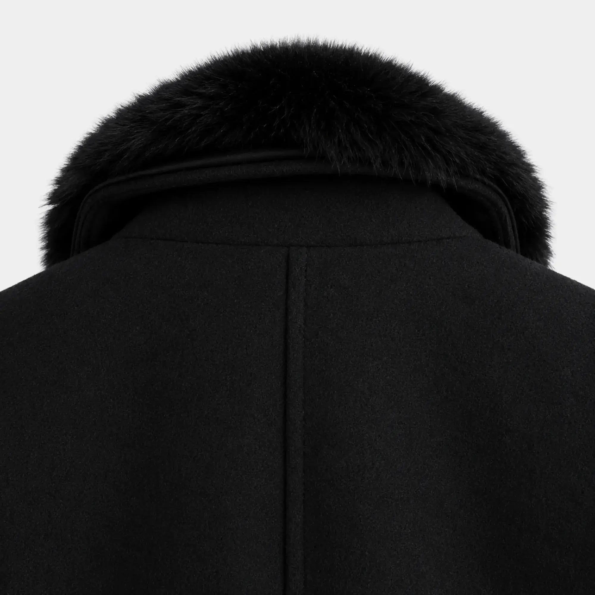 Botão preto fosco premium em casaco feminino longo de inverno com acabamento refinado e design sofisticado