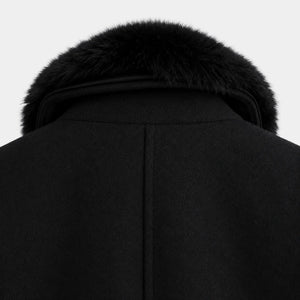 Botão preto fosco premium em casaco feminino longo de inverno com acabamento refinado e design sofisticado