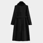 Detalhe da gola em pelo sintético preto macio no casaco feminino de inverno elegante em lã batida premium
