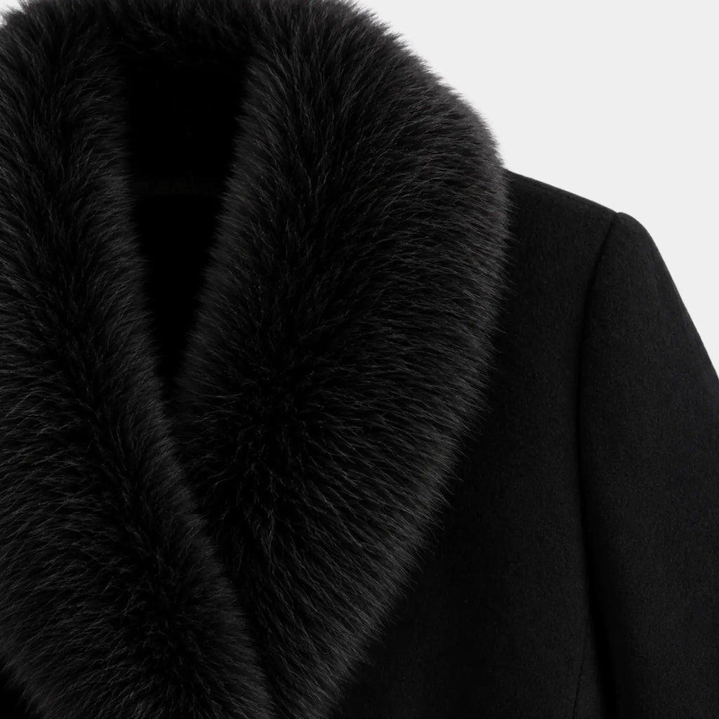 Acabamento traseiro da gola de pelo preto em casaco longo feminino sofisticado com tecido encorpado premium