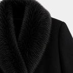 Acabamento traseiro da gola de pelo preto em casaco longo feminino sofisticado com tecido encorpado premium