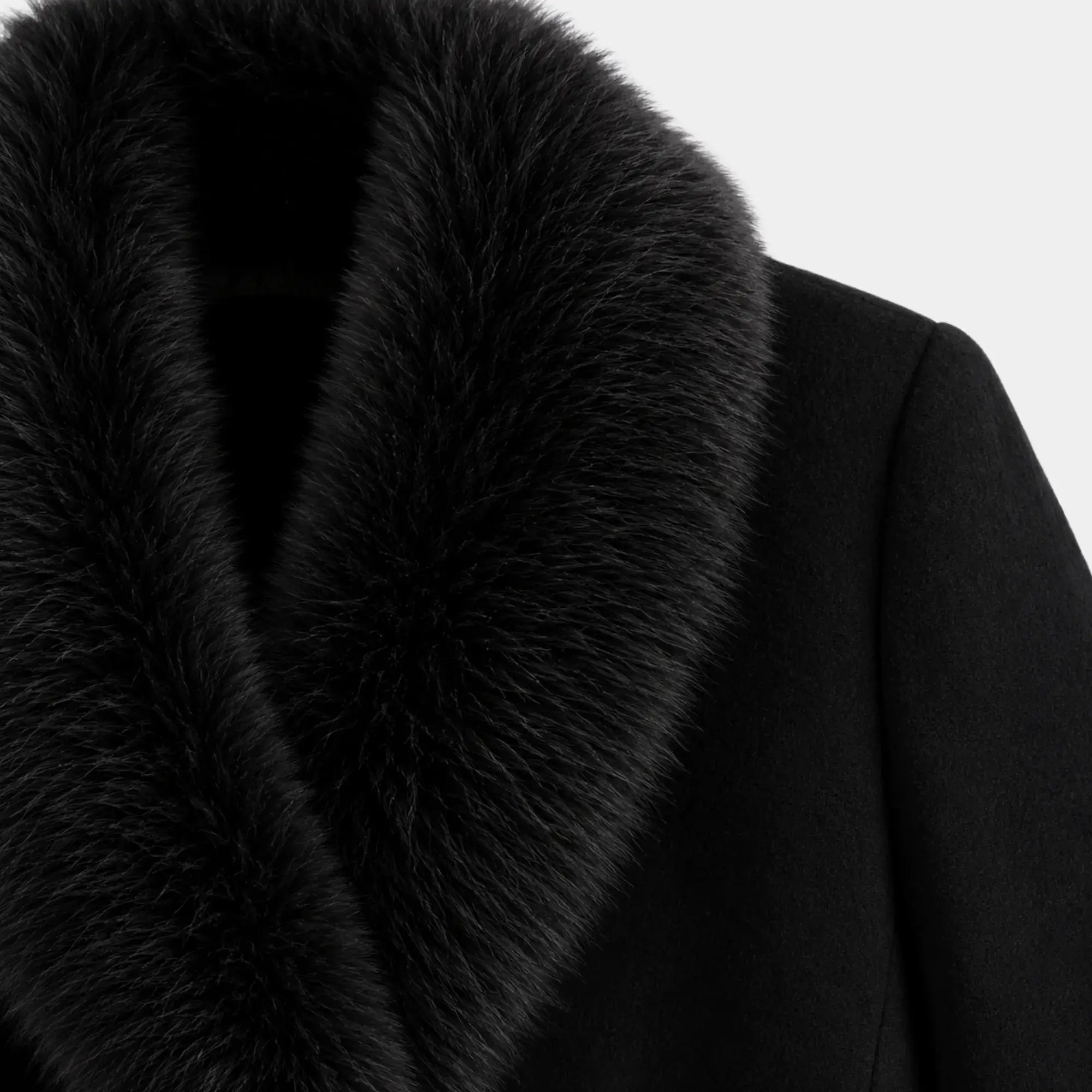 Acabamento traseiro da gola de pelo preto em casaco longo feminino sofisticado com tecido encorpado premium