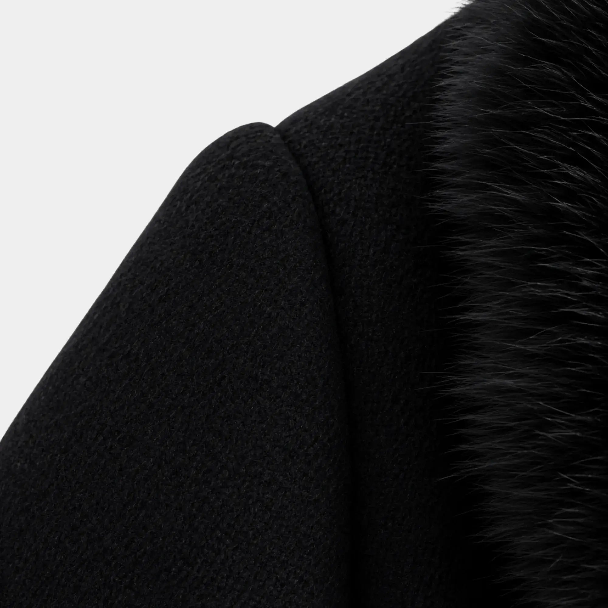 Punho estruturado com botão preto em casaco longo feminino elegante de lã batida premium