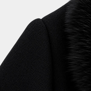 Punho estruturado com botão preto em casaco longo feminino elegante de lã batida premium