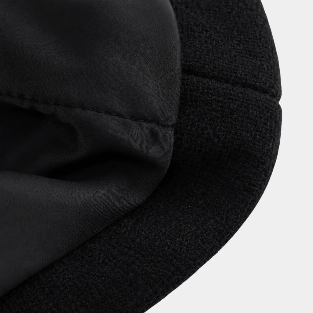 Textura da lã batida preta premium em casaco feminino elegante com acabamento sofisticado de inverno