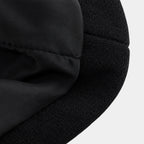 Textura da lã batida preta premium em casaco feminino elegante com acabamento sofisticado de inverno