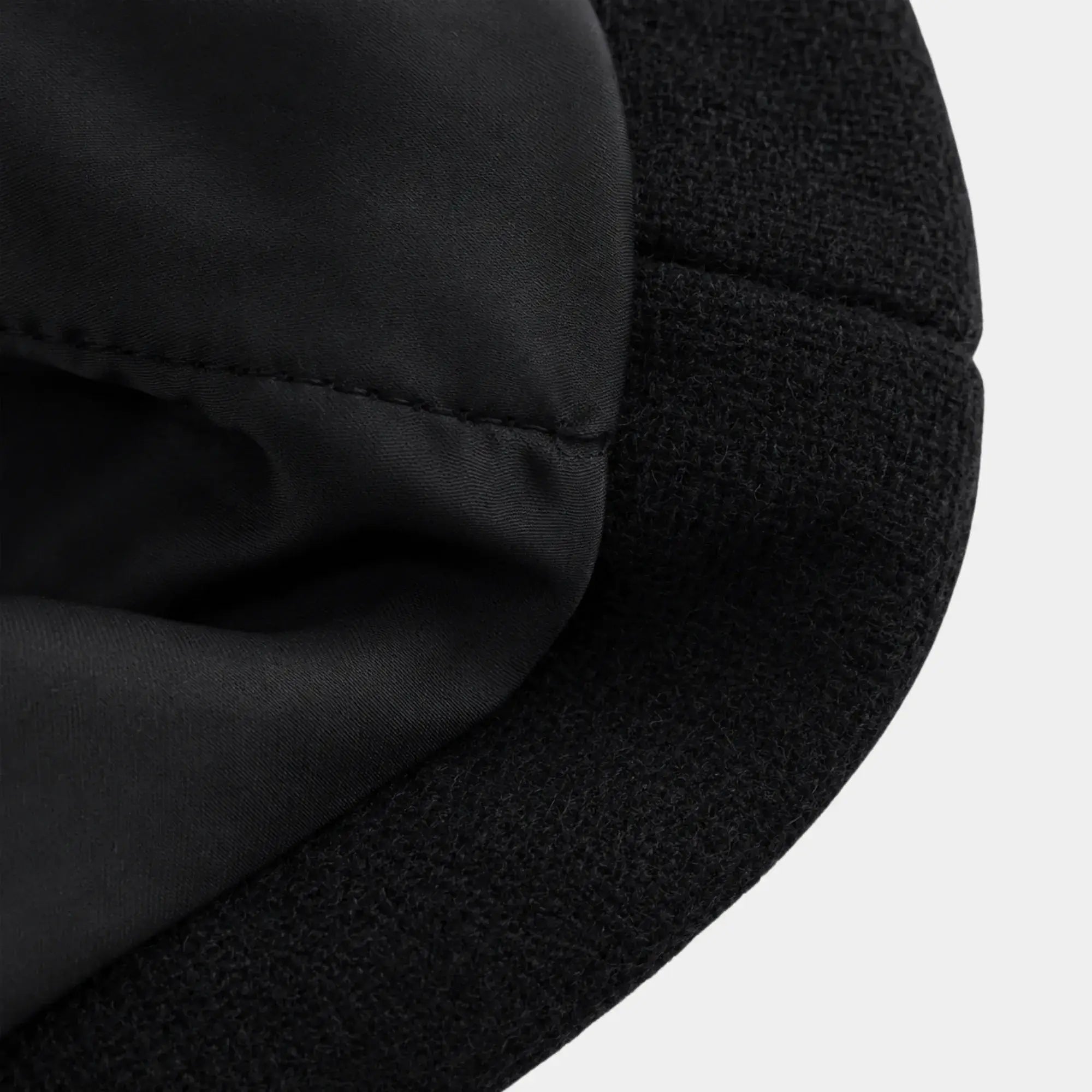 Textura da lã batida preta premium em casaco feminino elegante com acabamento sofisticado de inverno