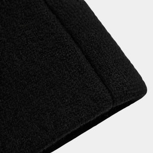 Modelo usando casaco longo feminino preto em lã batida com gola de pelo premium e botas elegantes estilo clean luxury
