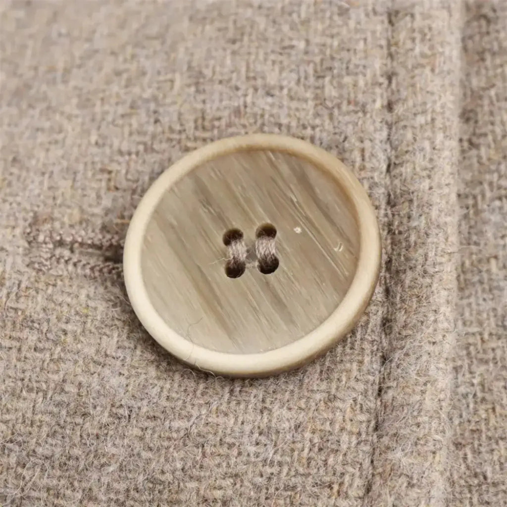 Close do botão premium do Casaco Longo Feminino em Lã Batida Bege Évelyne com acabamento sofisticado e tecido encorpado de inverno feminino elegante