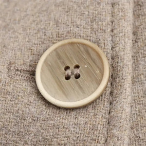 Close do botão premium do Casaco Longo Feminino em Lã Batida Bege Évelyne com acabamento sofisticado e tecido encorpado de inverno feminino elegante