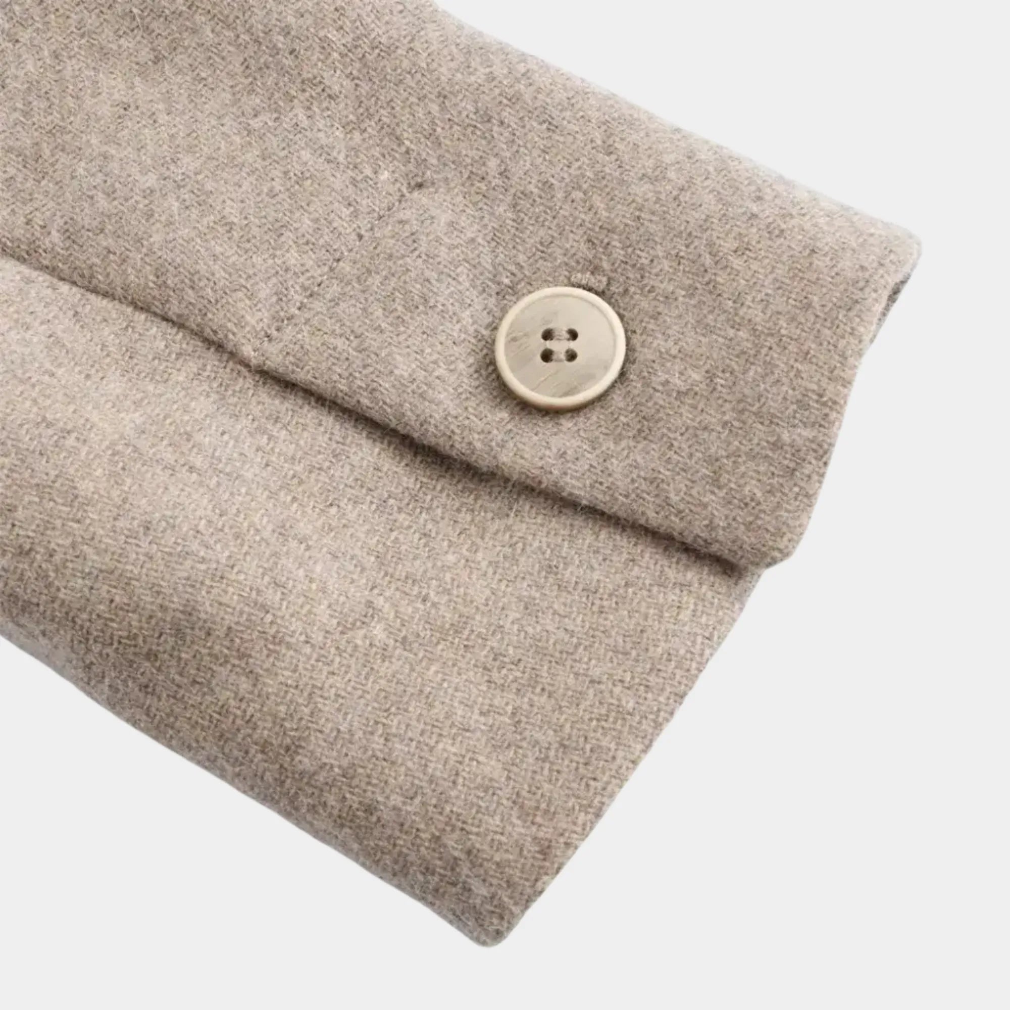 Detalhe da manga do Casaco Longo Feminino em Lã Batida Bege Évelyne com punho ajustável, botão sofisticado e acabamento premium de alfaiataria feminina elegante
