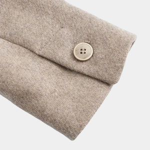 Detalhe da manga do Casaco Longo Feminino em Lã Batida Bege Évelyne com punho ajustável, botão sofisticado e acabamento premium de alfaiataria feminina elegante