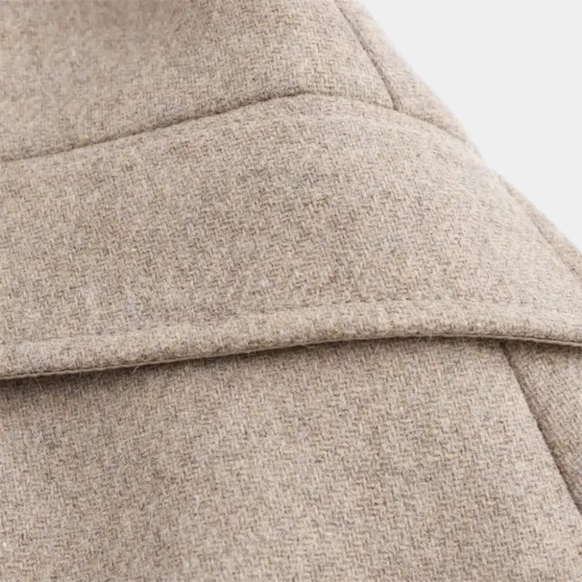 Detalhe do cinto traseiro do Casaco Longo Feminino em Lã Batida Bege Évelyne com acabamento refinado, caimento elegante e tecido premium de inverno feminino sofisticado