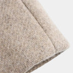 Detalhe da barra e acabamento do Casaco Longo Feminino em Lã Batida Bege Évelyne com tecido encorpado premium, textura sofisticada e costura elegante de alfaiataria feminina