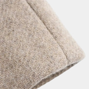 Detalhe da barra e acabamento do Casaco Longo Feminino em Lã Batida Bege Évelyne com tecido encorpado premium, textura sofisticada e costura elegante de alfaiataria feminina
