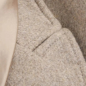 Detalhe do tecido em lã batida do Casaco Longo Feminino Bege Évelyne com acabamento sofisticado, textura premium macia e costura refinada de alfaiataria feminina elegante