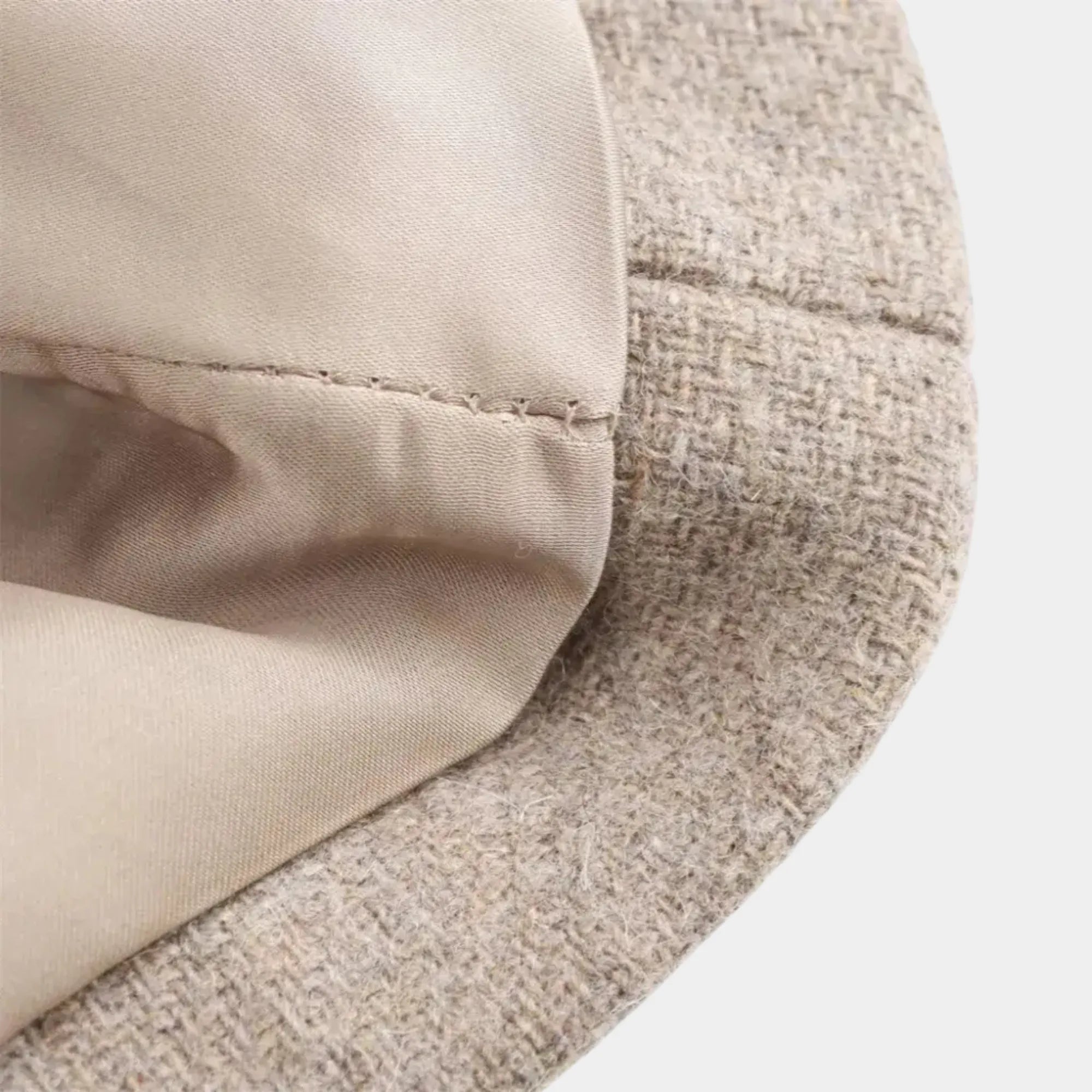 Detalhe do forro interno e acabamento premium do Casaco Longo Feminino em Lã Batida Bege Évelyne com costura refinada, toque macio e estrutura elegante para inverno sofisticado