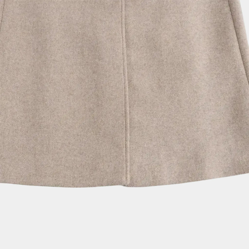 Detalhe da barra inferior do Casaco Longo Feminino em Lã Batida Bege Évelyne com acabamento sofisticado, tecido premium encorpado e caimento elegante para inverno feminino luxuoso