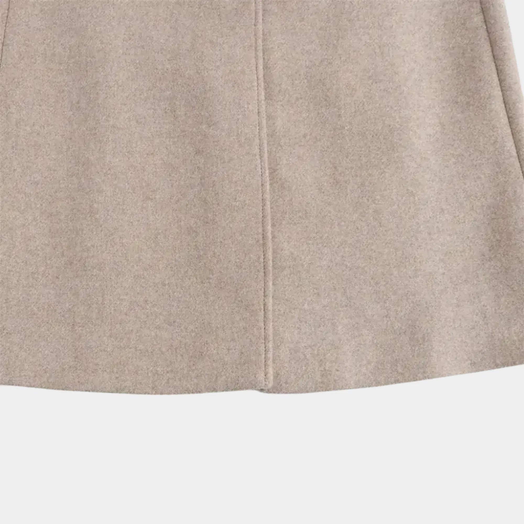 Detalhe da barra inferior do Casaco Longo Feminino em Lã Batida Bege Évelyne com acabamento sofisticado, tecido premium encorpado e caimento elegante para inverno feminino luxuoso