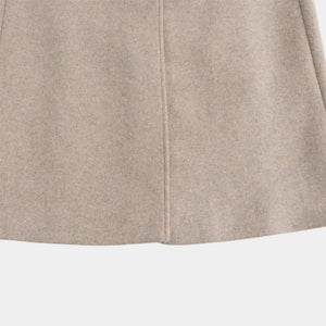 Detalhe da barra inferior do Casaco Longo Feminino em Lã Batida Bege Évelyne com acabamento sofisticado, tecido premium encorpado e caimento elegante para inverno feminino luxuoso