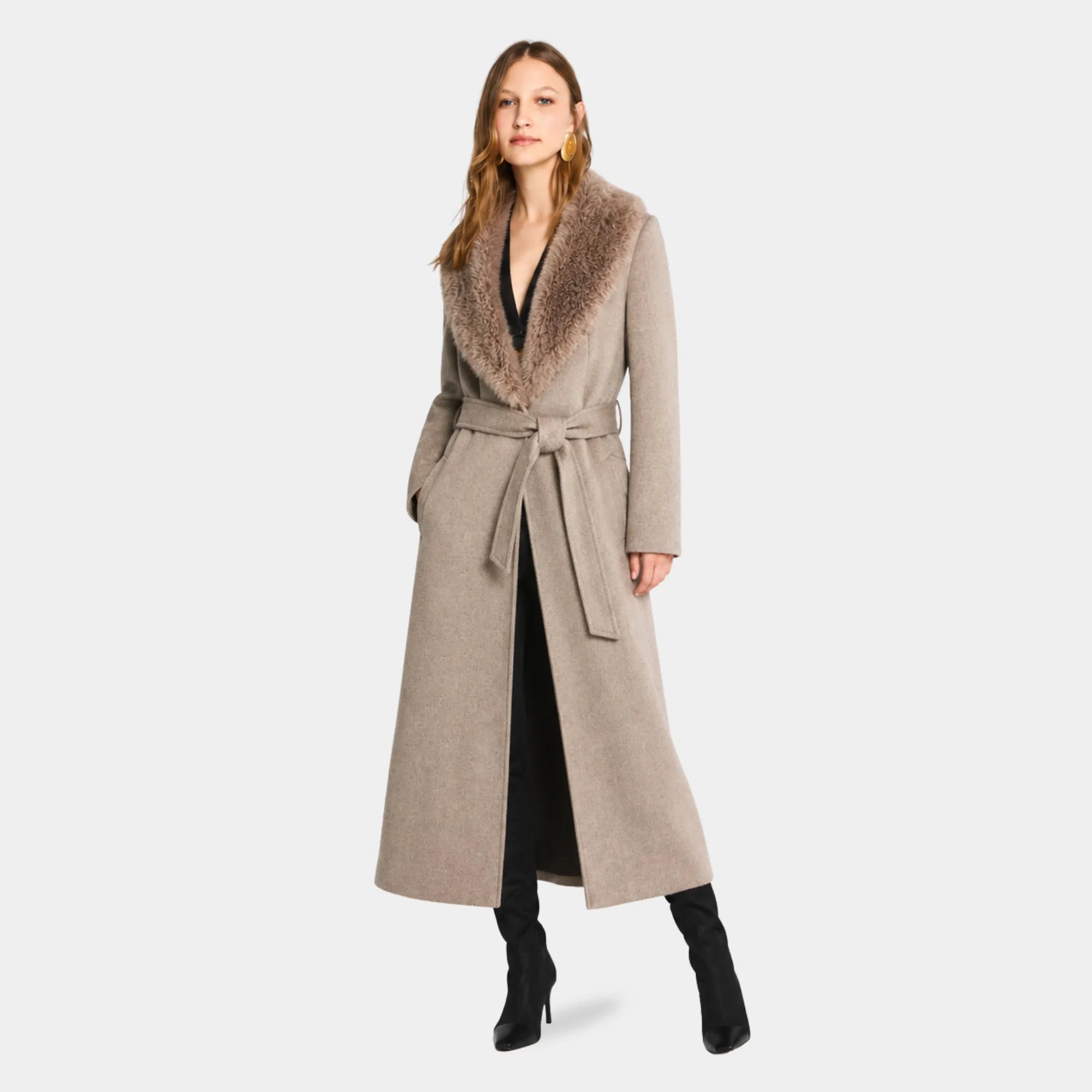 Modelo usando Casaco Longo Feminino em Lã Batida Bege Évelyne com gola de pelo removível e cinto ajustável elegante para inverno feminino