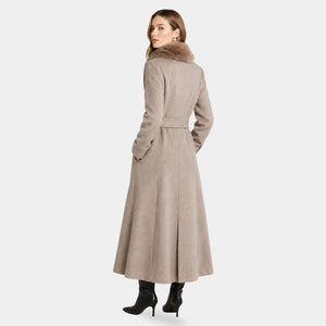 Vista traseira do Casaco Longo Feminino em Lã Batida Bege Évelyne com gola de pelo removível, caimento sofisticado e modelagem elegante de inverno feminino