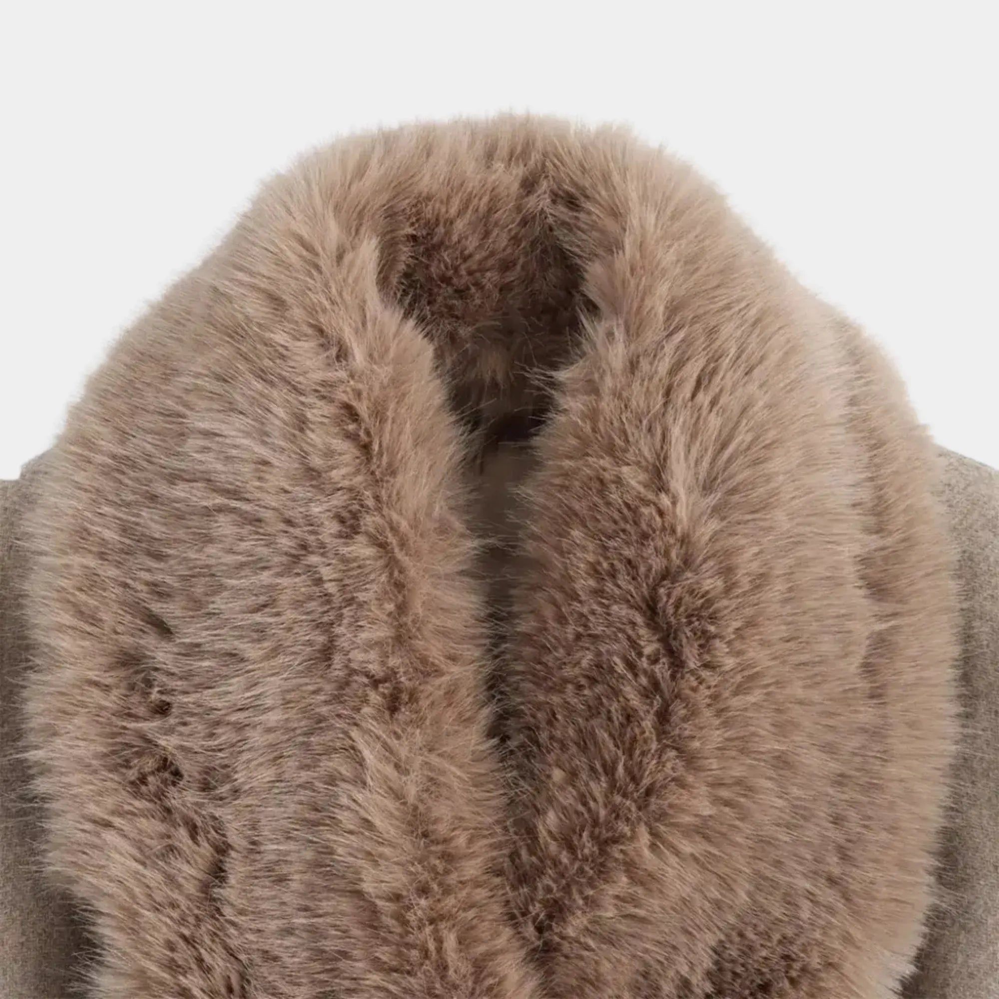 Detalhe da gola removível em pelo sintético do Casaco Longo Feminino em Lã Batida Bege Évelyne com acabamento volumoso macio e sofisticado para inverno elegante