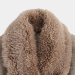 Detalhe da gola removível em pelo sintético do Casaco Longo Feminino em Lã Batida Bege Évelyne com acabamento volumoso macio e sofisticado para inverno elegante
