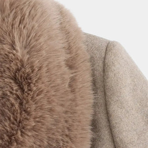 Close da gola removível em pelo sintético do Casaco Longo Feminino em Lã Batida Bege Évelyne com textura macia premium e acabamento sofisticado de inverno feminino