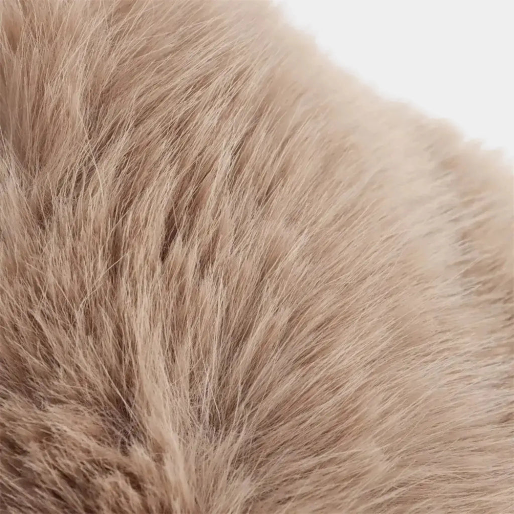 Close da gola de pelo removível do Casaco Longo Feminino em Lã Batida Bege Évelyne com textura ultra macia, acabamento sofisticado e visual elegante de inverno premium feminino