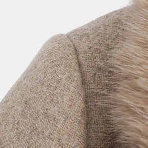Detalhe do ombro e da gola de pelo removível do Casaco Longo Feminino em Lã Batida Bege Évelyne com textura sofisticada, acabamento premium e design elegante de inverno feminino