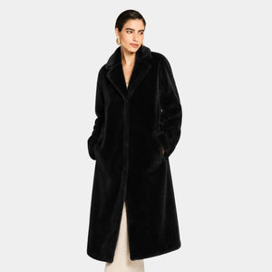 Modelo usando casaco longo teddy feminino preto premium com visual sofisticado clean luxury e caimento elegante para inverno feminino