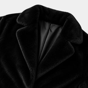 Detalhe da gola ampla do casaco longo teddy feminino preto premium com acabamento peluciado sofisticado e toque macio clean luxury