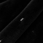 Detalhe do tecido teddy premium preto com acabamento peluciado sofisticado e toque ultra macio em casaco longo feminino elegante clean luxury
