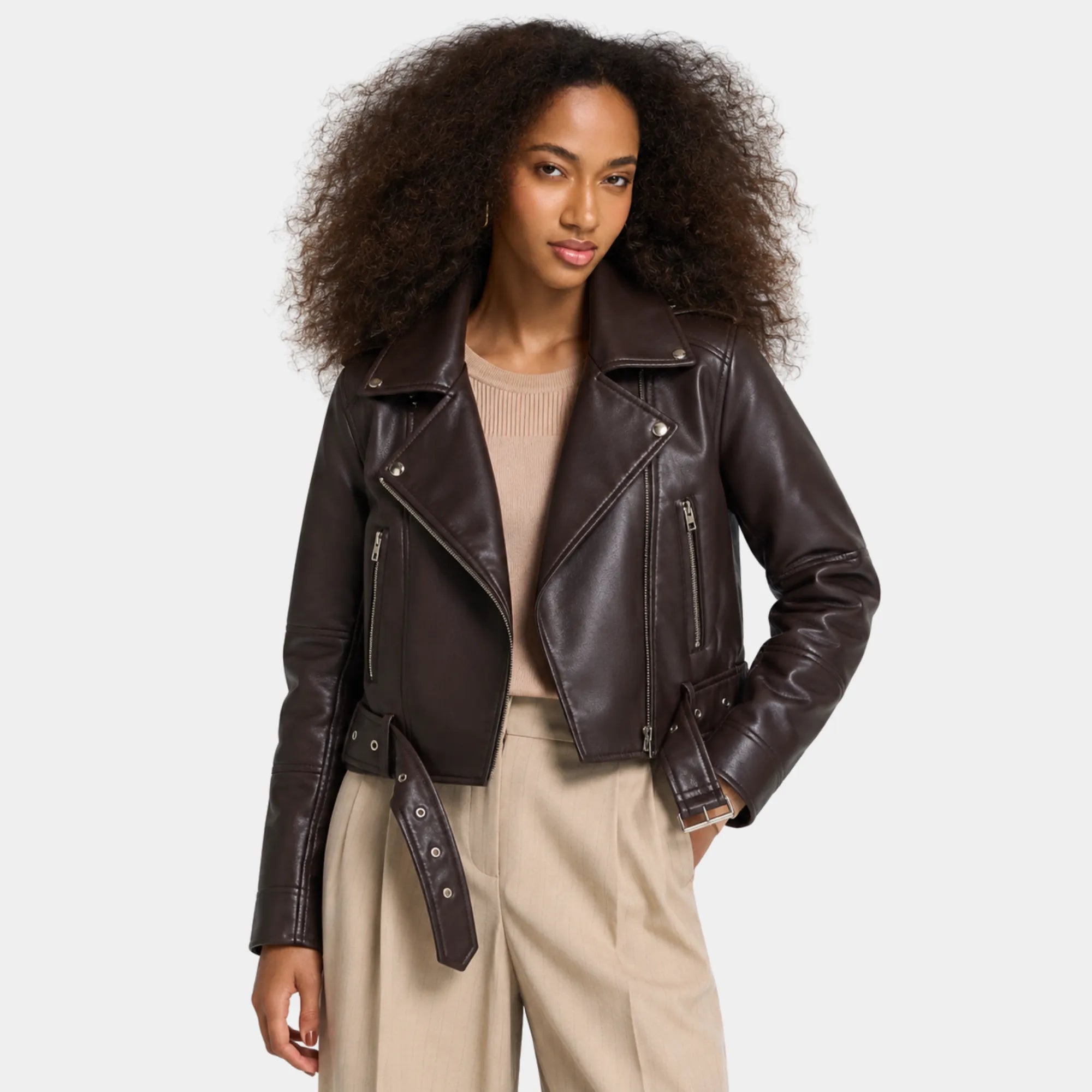 Detalhe do cinto ajustável da jaqueta biker feminina marrom em couro premium com fivela metálica elegante