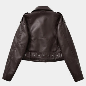 Gola estruturada da jaqueta biker feminina em couro marrom premium com acabamento sofisticado