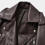 Detalhes da jaqueta de couro feminina marrom premium com zíper frontal e bolsos funcionais estilo biker