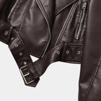 Mulher usando jaqueta biker feminina em couro marrom premium com estilo elegante e moderno

Select 86 more words to run Humanizer.
