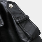Detalhe do acabamento estruturado da jaqueta biker feminina preta oversized Valence
