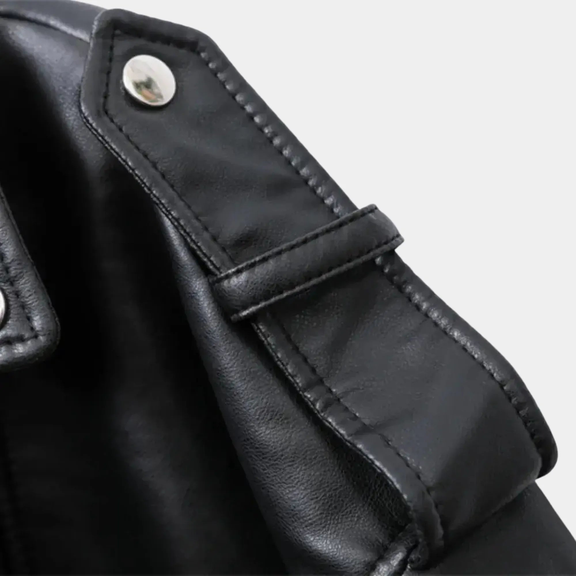 Detalhe da jaqueta feminina biker oversized de couro preta premium Valence com acabamento estruturado e ombreira sofisticada moderna