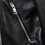 Detalhe do bolso com zíper da jaqueta biker feminina preta oversized Valence