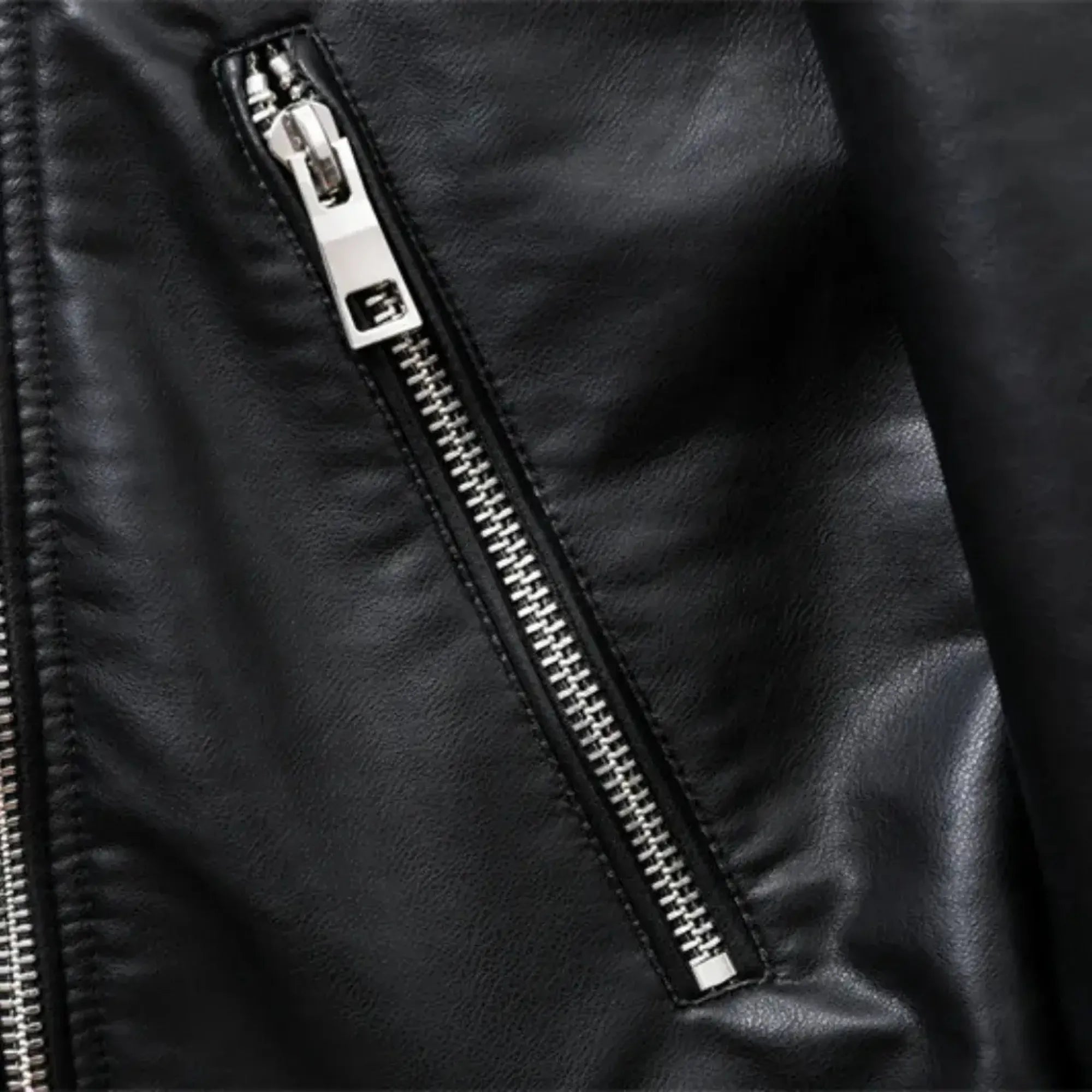 Detalhe da jaqueta feminina biker oversized de couro preta premium Valence com bolso diagonal e zíper metálico sofisticado