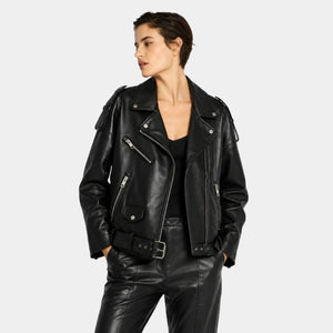 Modelo usando jaqueta feminina biker oversized de couro preta premium Valence com zíperes metálicos e visual urbano sofisticado