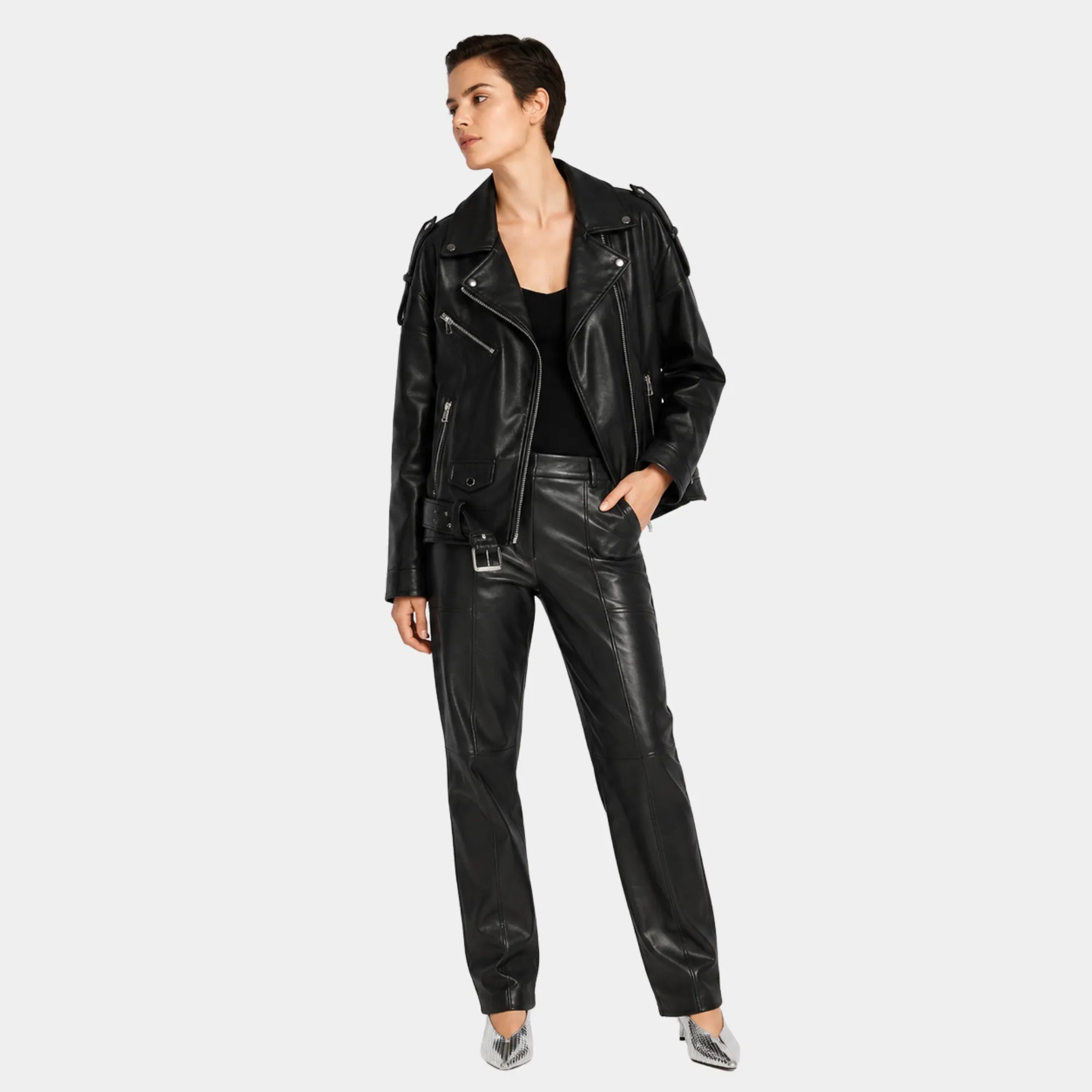 Modelo usando jaqueta feminina biker oversized de couro preta premium Valence com caimento moderno e estilo urbano elegante