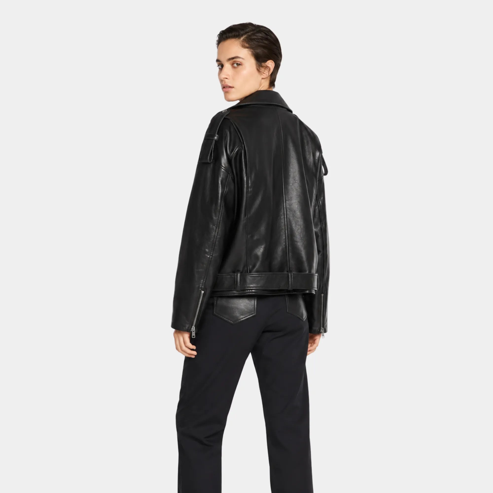 Vista traseira da jaqueta feminina biker oversized de couro preta premium Valence com acabamento sofisticado e caimento urbano moderno