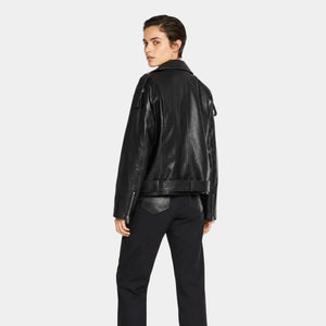 Vista traseira da jaqueta feminina biker oversized de couro preta premium Valence com acabamento sofisticado e caimento urbano moderno